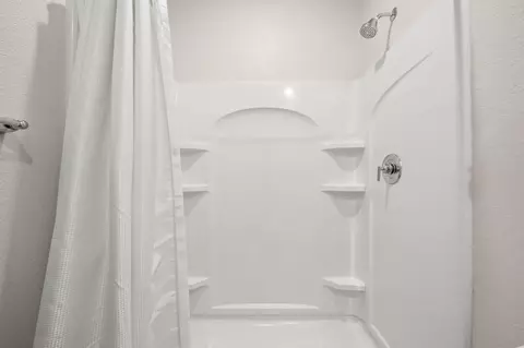 Bath - 1308 Valley Oak Dr, Winters, CA 95694 photo 2 of 5
