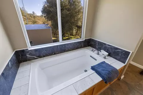 Bath - 2870 Sand Ridge Rd, Placerville, CA 95667 photo 4 of 8