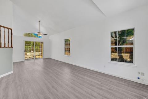 207 Shadowhawk Ct, Vacaville, CA 95688 photo 4