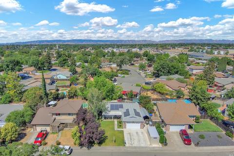 655 E Creekside Cir, Dixon, CA 95620 photo 3