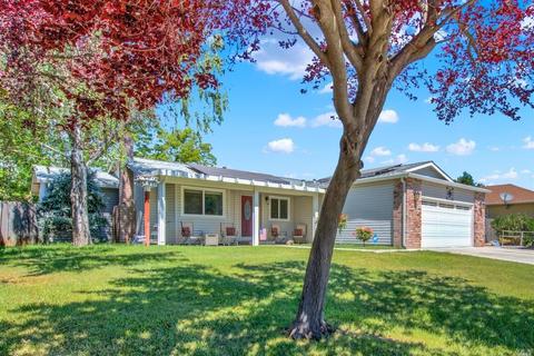 655 E Creekside Cir, Dixon, CA 95620 photo 1