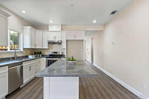 1037 Castlewood Dr, Vallejo, CA 94591 photo 4