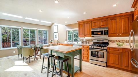 28 Flicker Dr, Novato, CA 94949 photo 2