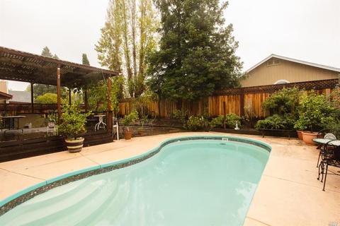 775 Natalie Dr, Windsor, CA 95492 photo 2