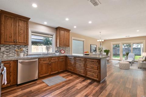 255 Holly Ct, Dixon, CA 95620 photo 3