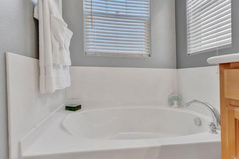 8085 Red Oak Ct, Vallejo, CA 94591 photo 11