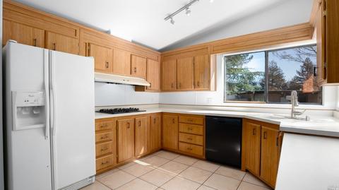 7 E Napa Dr, Petaluma, CA 94954 photo 6
