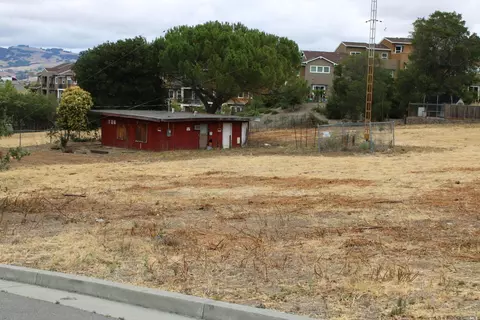 2 Rovina Ln, Petaluma, CA 94952