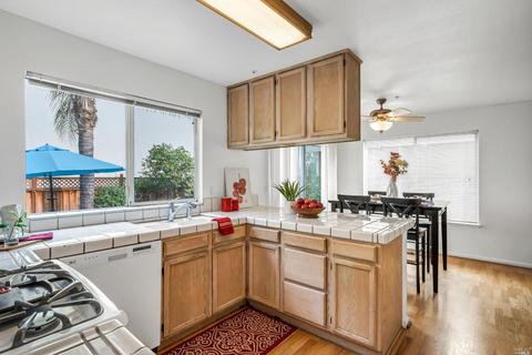2054 Devonshire Dr, Napa, CA 94558 photo 2