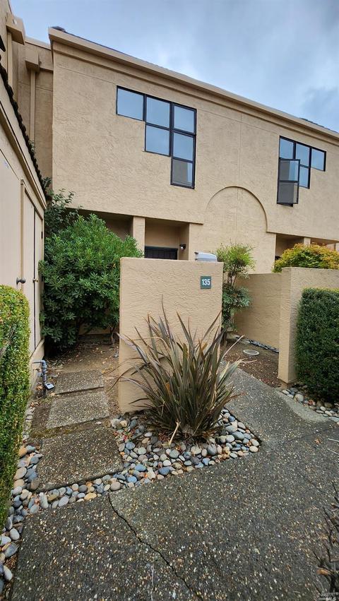 135 Nantucket Ln, Vallejo, CA 94590 photo 2