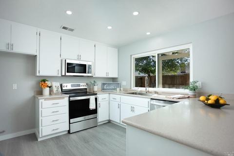 1015 N Lincoln St, Dixon, CA 95620 photo 1