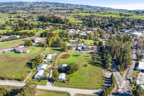 225 Adobe Rd, Penngrove, CA 94951