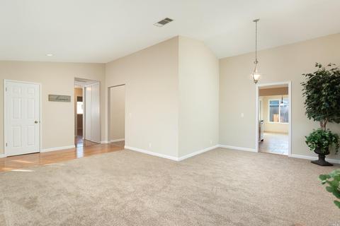 570 E Creekside Cir, Dixon, CA 95620 photo 5