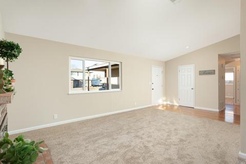 570 E Creekside Cir, Dixon, CA 95620 photo 4
