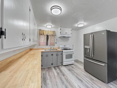 15751 Tomki Rd, Redwood Valley, CA 95470