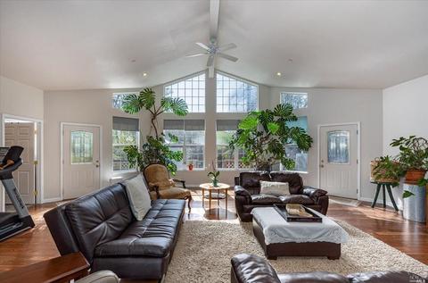 808 Colleen Dr, Windsor, CA 95492