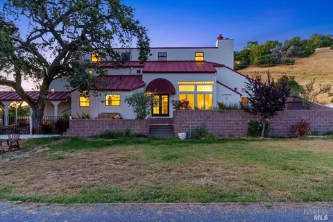 6129 Lichau Rd, Penngrove, CA 94951
