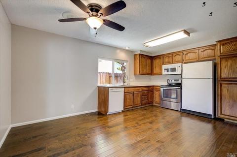 2422 Sunrise Dr, Fairfield, CA 94533 photo 2