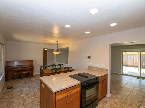 875 W B St, Dixon, CA 95620 photo 6