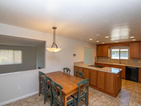 875 W B St, Dixon, CA 95620 photo 5
