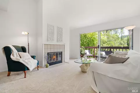 425 Enfrente Rd #B, Novato, CA 94949