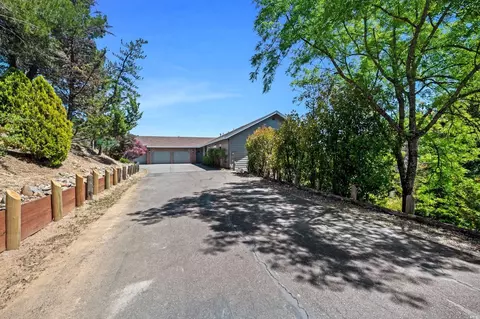 332 Burgundy Rd, Healdsburg, CA 95448