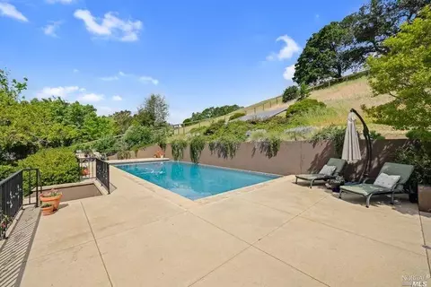 75 Samrose Dr, Novato, CA 94945