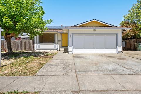 1541 Surrey Dr, Santa Rosa, CA 95401
