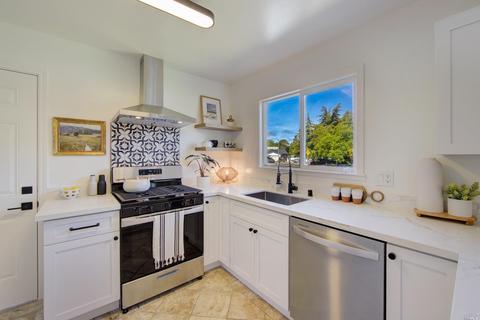 7453 Adrian Dr, Rohnert Park, CA 94928