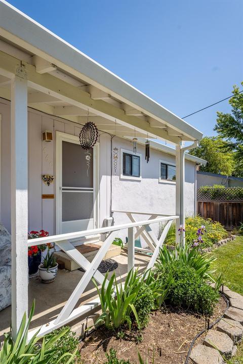660 Hawthorne Ln, Willits, CA 95490
