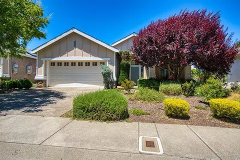 104 W Brookside Dr, Cloverdale, CA 95425