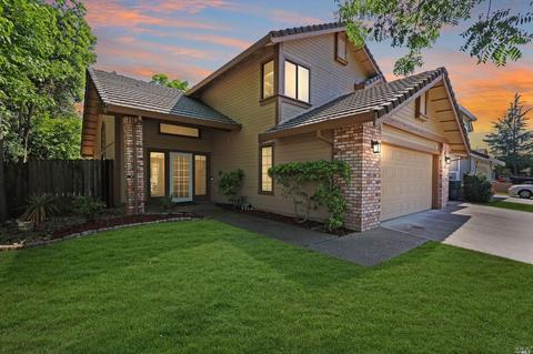 305 Holly Ct, Dixon, CA 95620