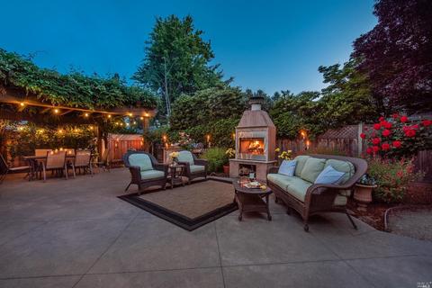 1141 Sunnyslope Dr, Santa Rosa, CA 95404