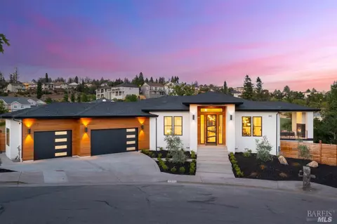 3700 Llyn Glaslyn Pl, Santa Rosa, CA 95403