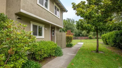 514 Santa Alicia Dr, Rohnert Park, CA 94928