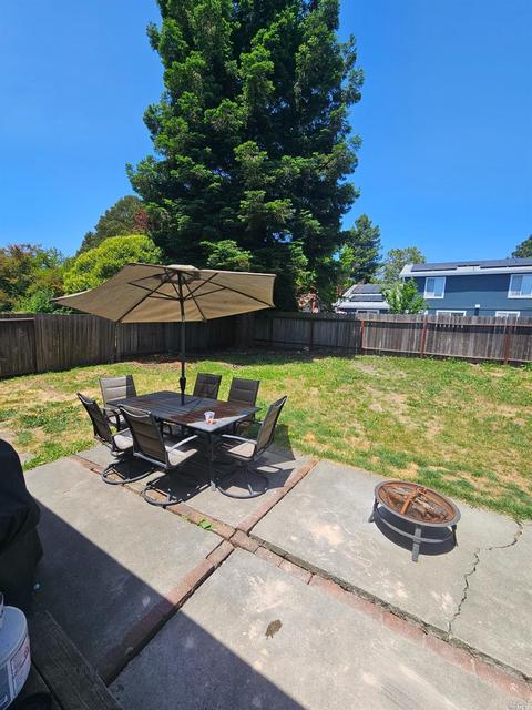 835 Loadstone Ct, Rohnert Park, CA 94928
