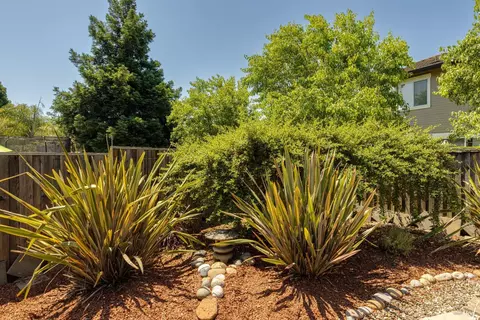 1739 Zinfandel Dr, Petaluma, CA 94954