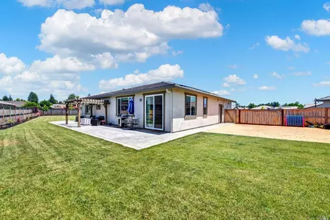 510 Poppy Ct, Dixon, CA 95620