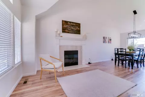 105 Creek Way, Santa Rosa, CA 95403