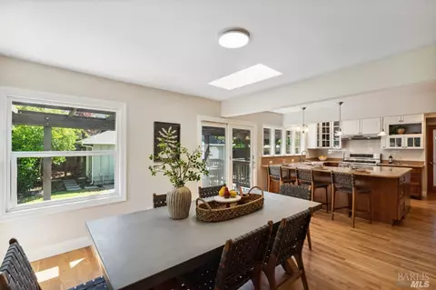 33 Meadow Dr, San Rafael, CA 94903