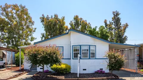 7 Estrella Dr, Santa Rosa, CA 95403