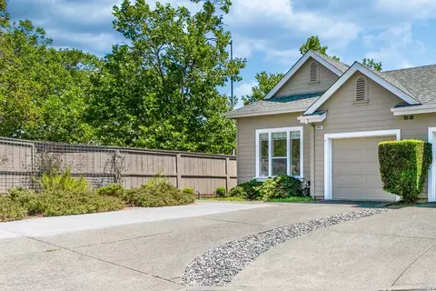 844 Peggy Lee Ct, Windsor, CA 95492