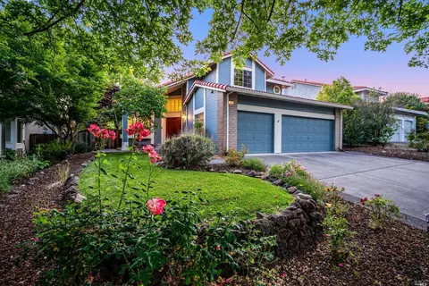 325 La Quinta Dr, Windsor, CA 95492