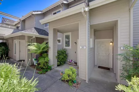 205 Compass Point Ct, Hercules, CA 94547