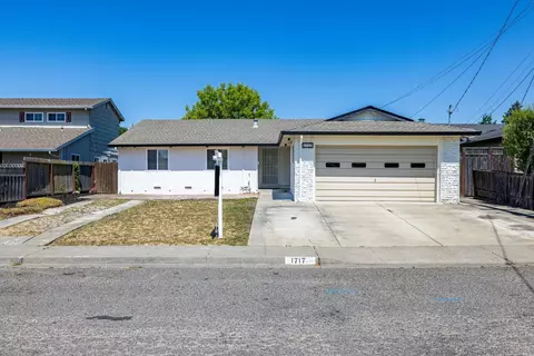 1717 Alhambra Ct, Petaluma, CA 94954