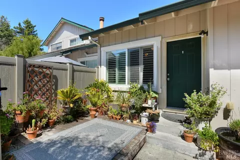 1008 Civic Center Dr, Rohnert Park, CA 94928