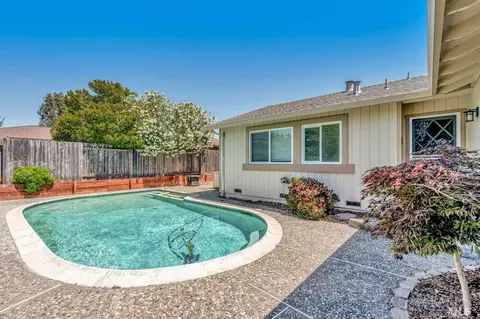 672 Bambi Ln, Santa Rosa, CA 95409