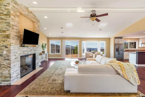 9550 St Helena Rd, Santa Rosa, CA 95404