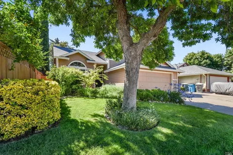 806 Raven Dr, Vacaville, CA 95687