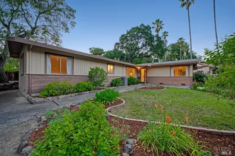 907 Los Robles Dr, Sonoma, CA 95476